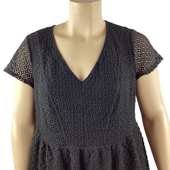 Lane Bryant Top Size 26/28 Black V-Neck Eyelet - Picture 2 of 7